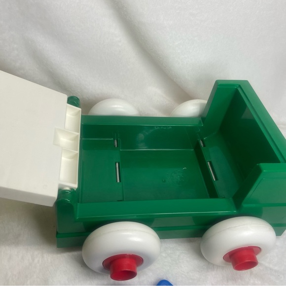 Vintage Johnson & Johnson Stack and Dump Truck Toy Made in USA 1983 & 10 shapes - Picture 6 of 8